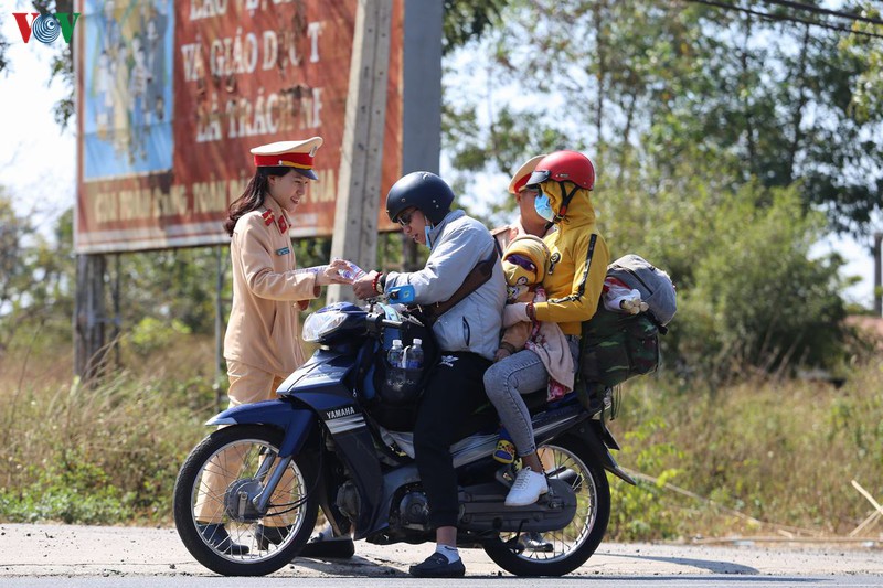 csgt dak lak phat nuoc mien phi cho nguoi dan ve que don tet hinh 1