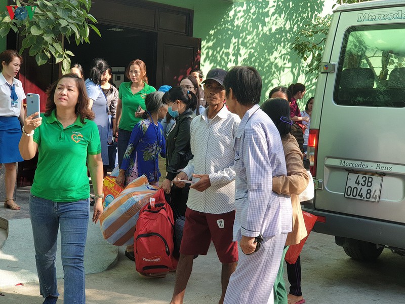 chuyen xe nghia tinh dua benh nhan ve que an tet hinh 1