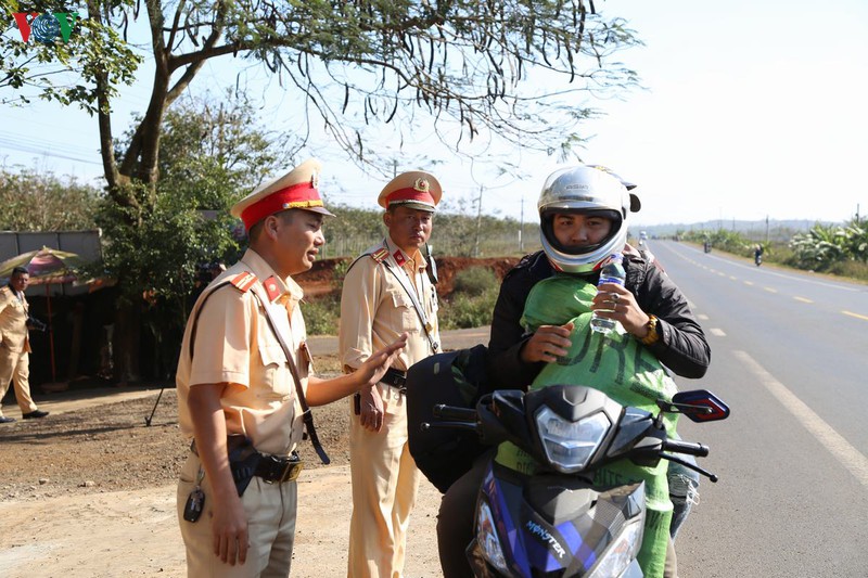 csgt dak lak phat nuoc mien phi cho nguoi dan ve que don tet hinh 3