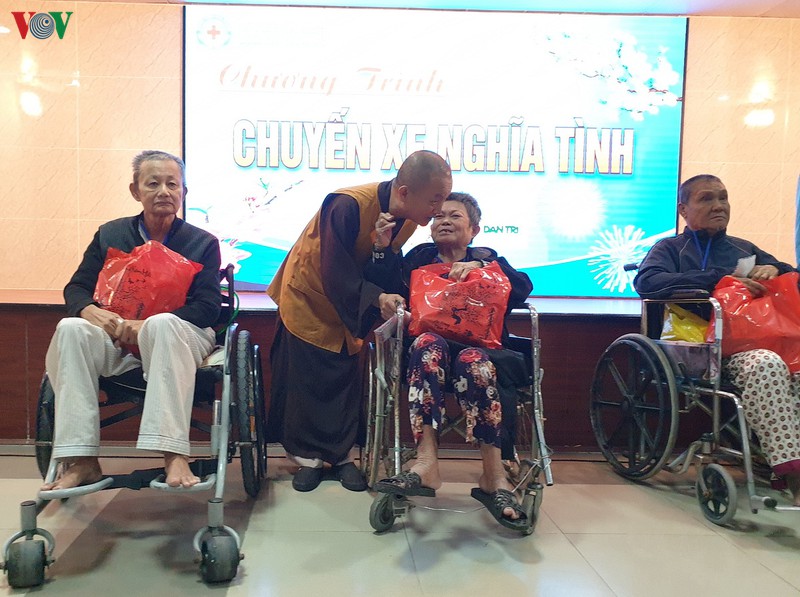chuyen xe nghia tinh dua benh nhan ve que an tet hinh 7