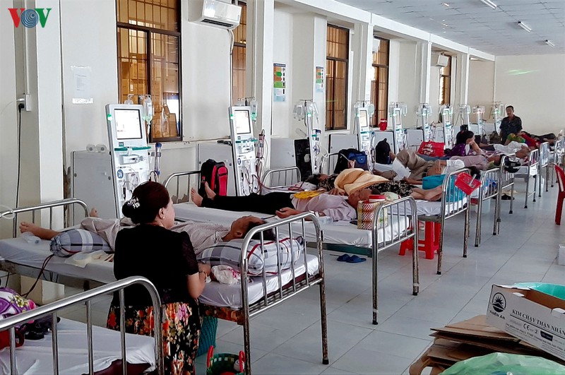 xuc dong canh benh nhan ngheo nhuong qua tet cho nhau hinh 1