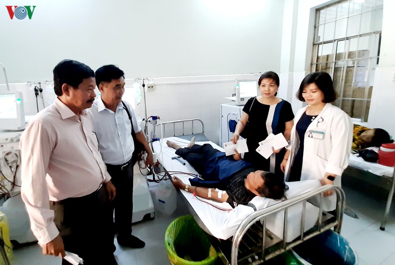 xuc dong canh benh nhan ngheo nhuong qua tet cho nhau hinh 2