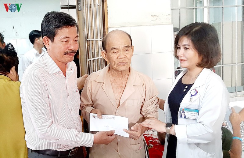 xuc dong canh benh nhan ngheo nhuong qua tet cho nhau hinh 3