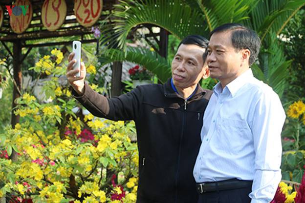 anh: dong thap mo cua tru so ubnd tinh don khach du xuan hinh 1