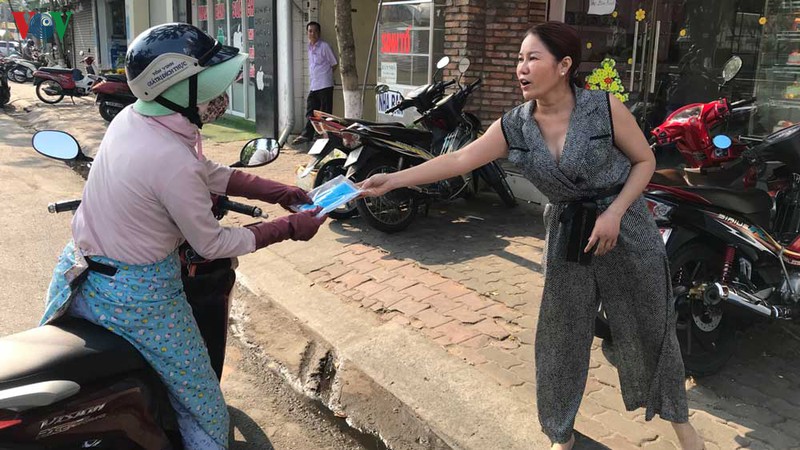 binh duong phat khau trang mien phi cho nguoi dan, du khach hinh 2