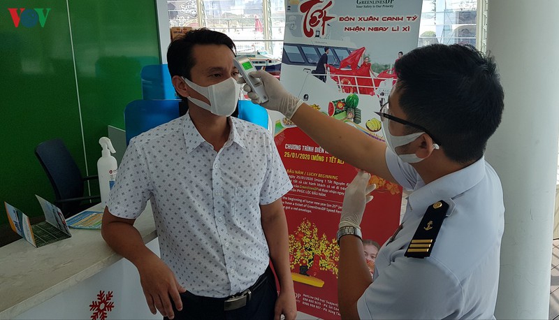 tphcm phat khau trang mien phi tai cac cang, ben thuy noi dia hinh 1