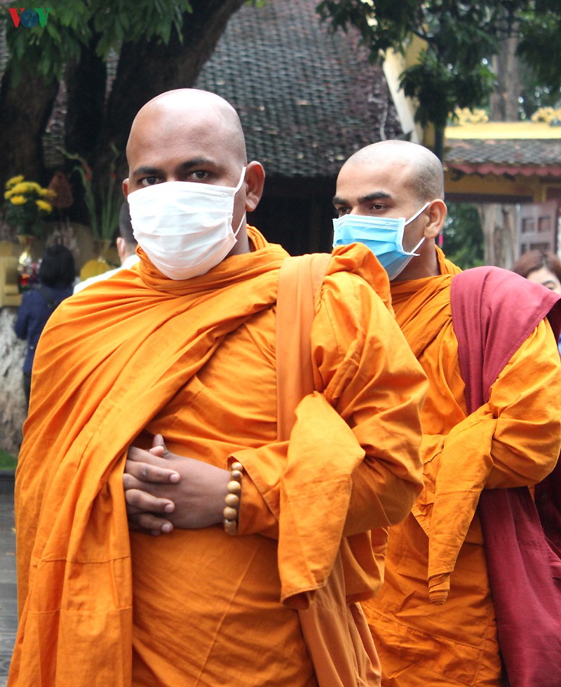 ram thang gieng, nguoi ha noi bit khau trang di le chua trong mua ret hinh 11