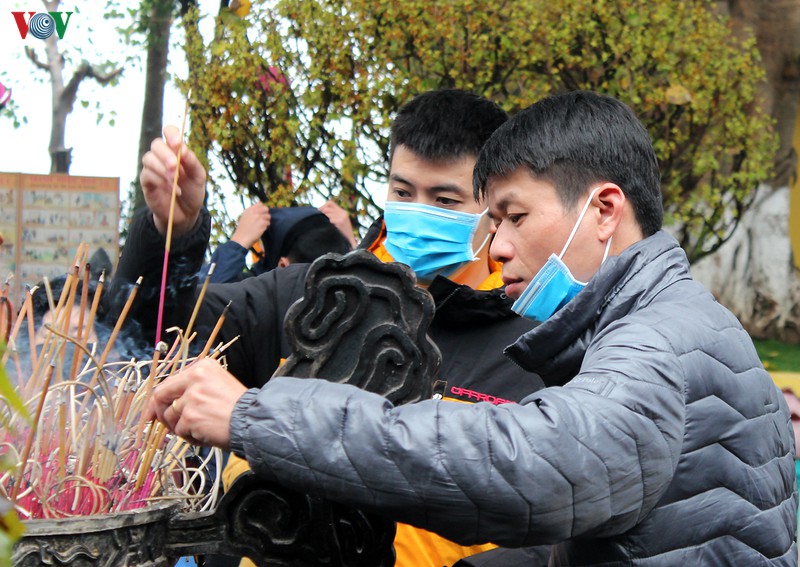 ram thang gieng, nguoi ha noi bit khau trang di le chua trong mua ret hinh 13