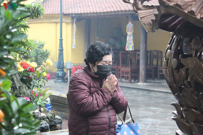 ram thang gieng, nguoi ha noi bit khau trang di le chua trong mua ret hinh 14
