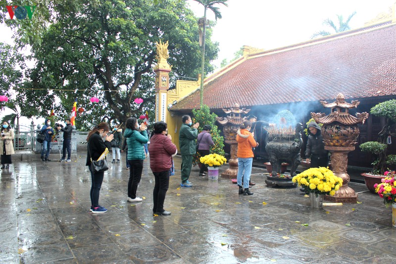 ram thang gieng, nguoi ha noi bit khau trang di le chua trong mua ret hinh 15