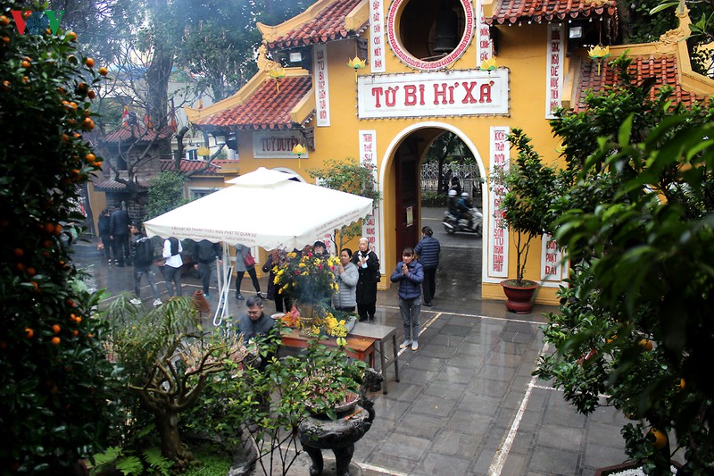 ram thang gieng, nguoi ha noi bit khau trang di le chua trong mua ret hinh 1