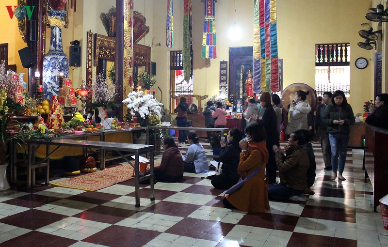 ram thang gieng, nguoi ha noi bit khau trang di le chua trong mua ret hinh 5