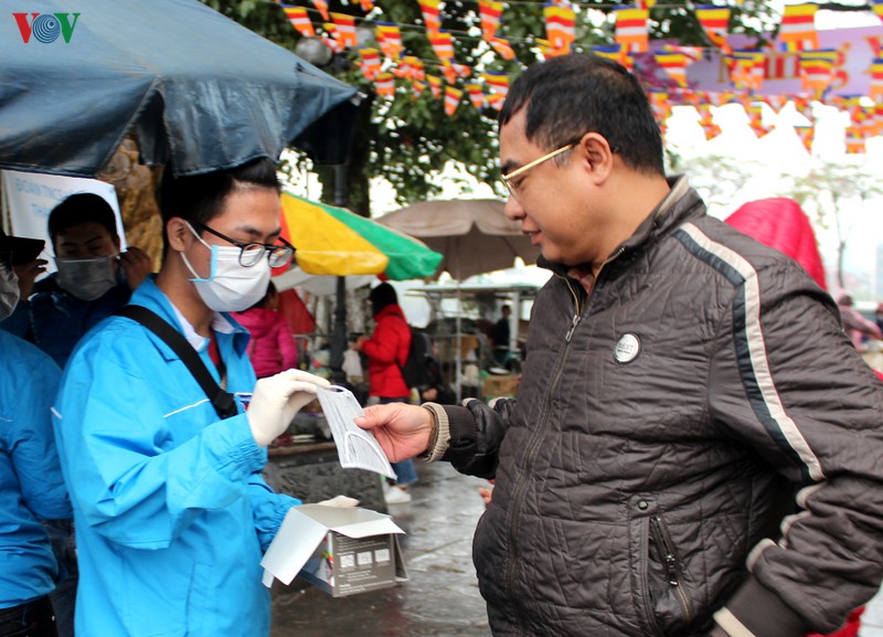 ram thang gieng, nguoi ha noi bit khau trang di le chua trong mua ret hinh 6