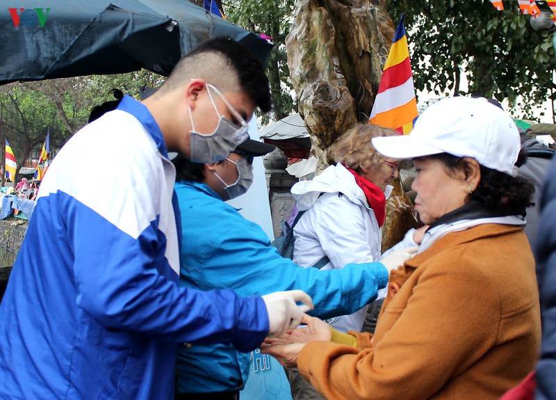 ram thang gieng, nguoi ha noi bit khau trang di le chua trong mua ret hinh 7