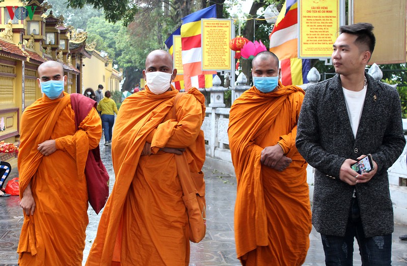 ram thang gieng, nguoi ha noi bit khau trang di le chua trong mua ret hinh 10