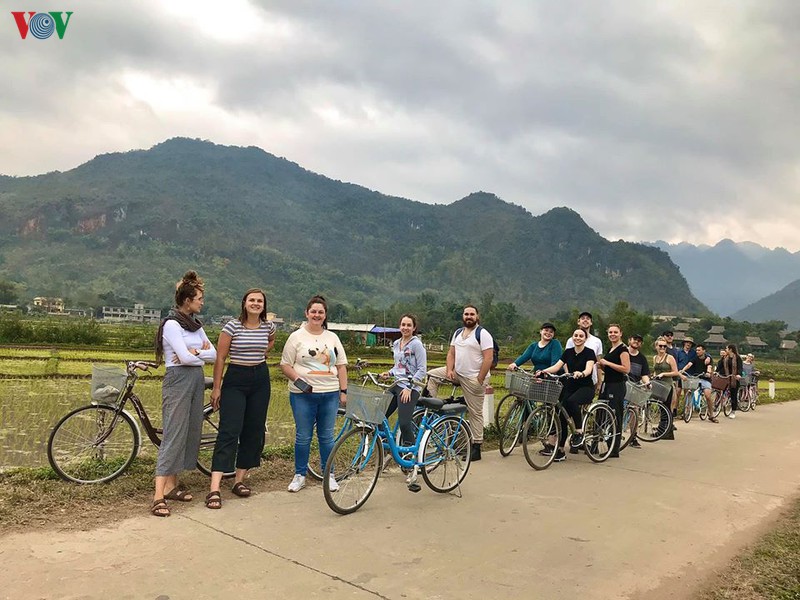 khach tay thich thu tan huong ve dep hoang so, thanh binh cua mai chau hinh 6