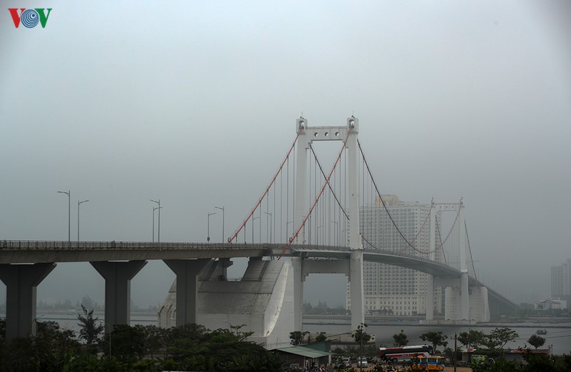 anh: da nang bat ngo ngap trong suong mu hinh 10