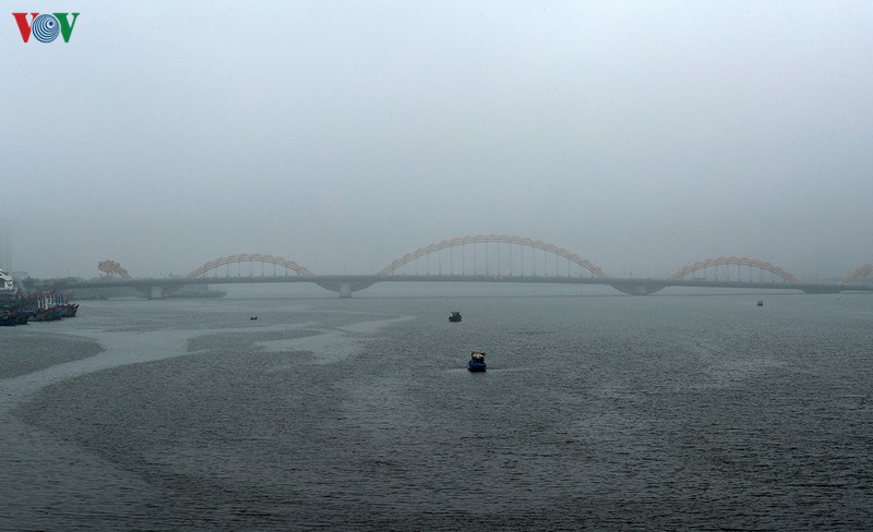 anh: da nang bat ngo ngap trong suong mu hinh 3