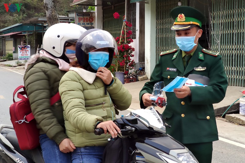 khau trang nghia tinh den voi dong bao ngheo bien gioi lai chau hinh 2
