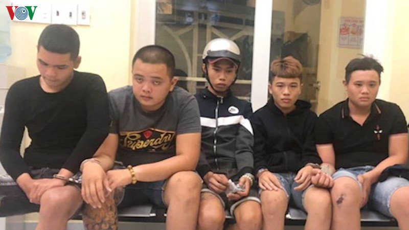 chan dung nhom thanh nien thanh toan nhau bang ma tau va "bom" xang ​ hinh 2