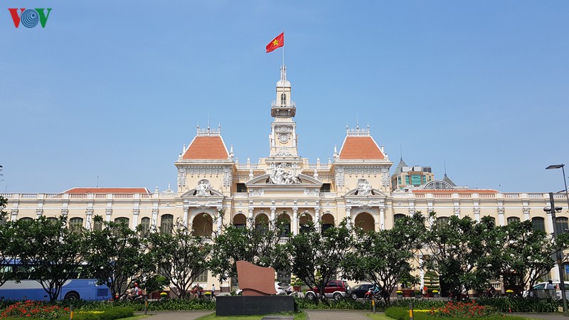 co nen mo cua don khach tham quan cac co quan cong quyen? hinh 1