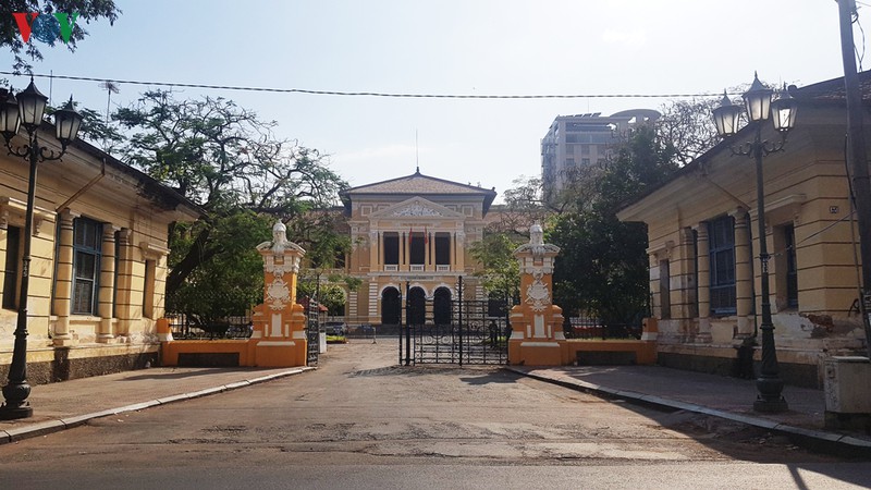 co nen mo cua don khach tham quan cac co quan cong quyen? hinh 2