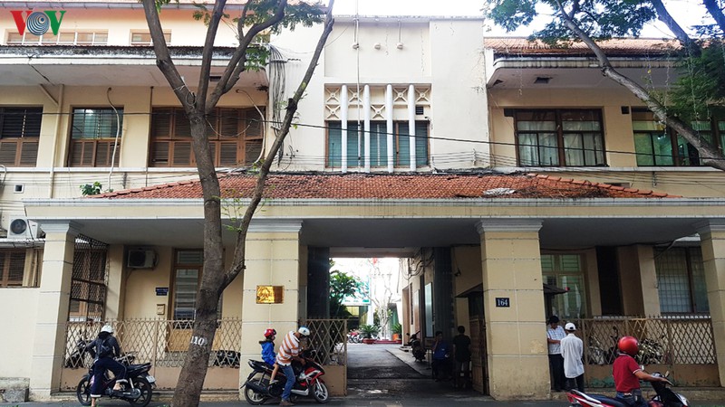 co nen mo cua don khach tham quan cac co quan cong quyen? hinh 4