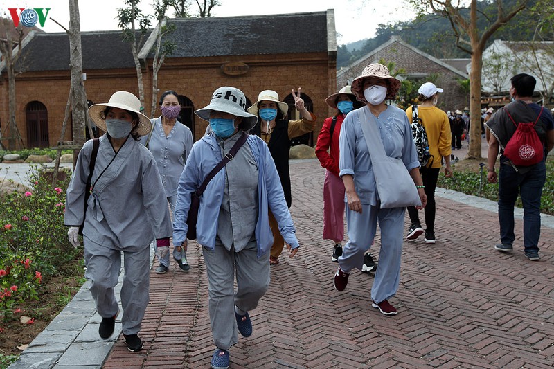 yen tu giam gia ve cap treo: nhon nhip khach noi, diu hiu khach ngoai hinh 15