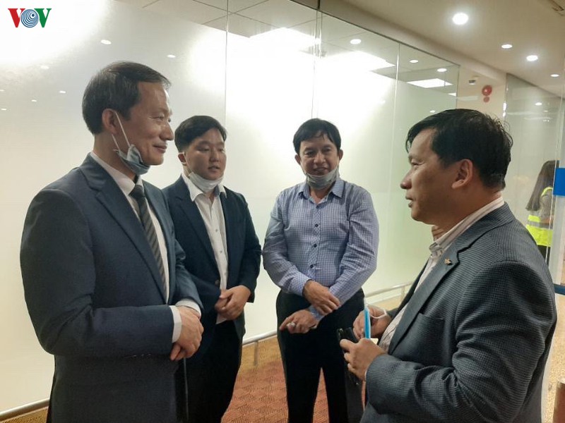 da nang tien 18 khach han quoc ve nuoc, 2 nguoi o lai chap nhan cach ly hinh 2