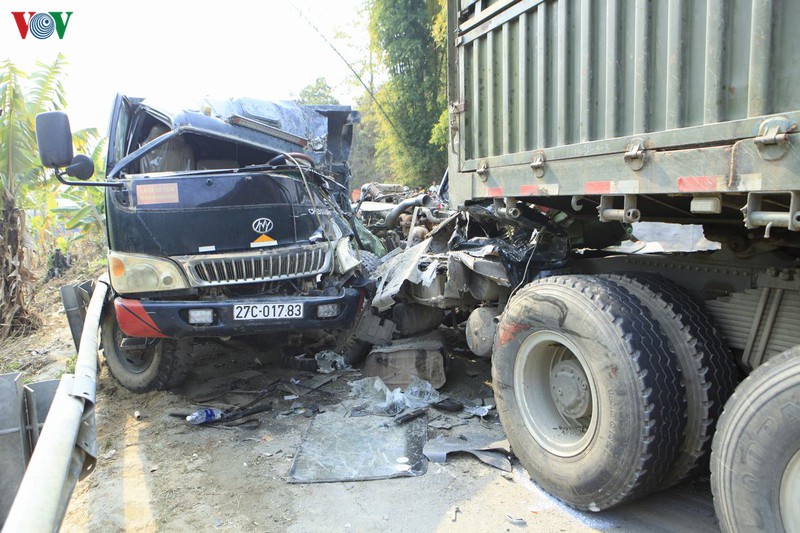 xe tai dau dau container, quoc lo 279 ach tac nhieu gio hinh 2