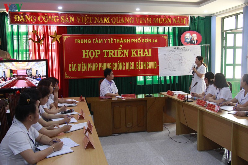 dich covid-19: tp son la bo tri dai bieu ngoi cach nhau 2m khi hop hinh 1