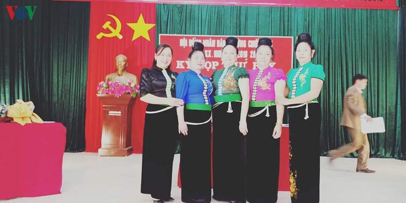 nu bi thu kiem truong ban tan tuy voi dan hinh 1