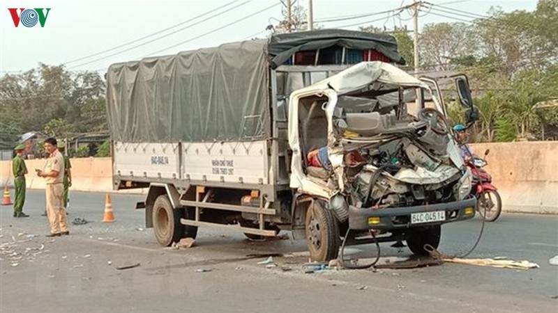 xe tai tong vao duoi xe may cay, 2 nguoi chet, 1 nguoi bi thuong hinh 1