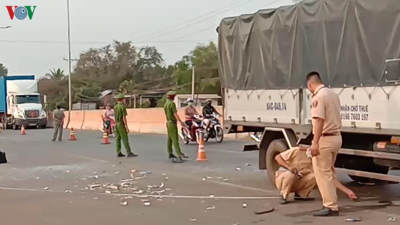 xe tai tong vao duoi xe may cay, 2 nguoi chet, 1 nguoi bi thuong hinh 2