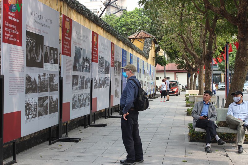 nhieu diem du lich o ha noi dong cua do covid-19, du khach tay boi roi hinh 6
