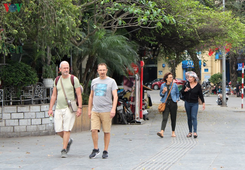 nhieu diem du lich o ha noi dong cua do covid-19, du khach tay boi roi hinh 10
