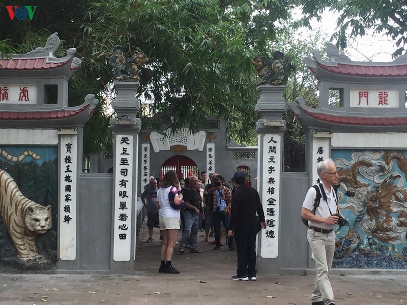 nhieu diem du lich o ha noi dong cua do covid-19, du khach tay boi roi hinh 2