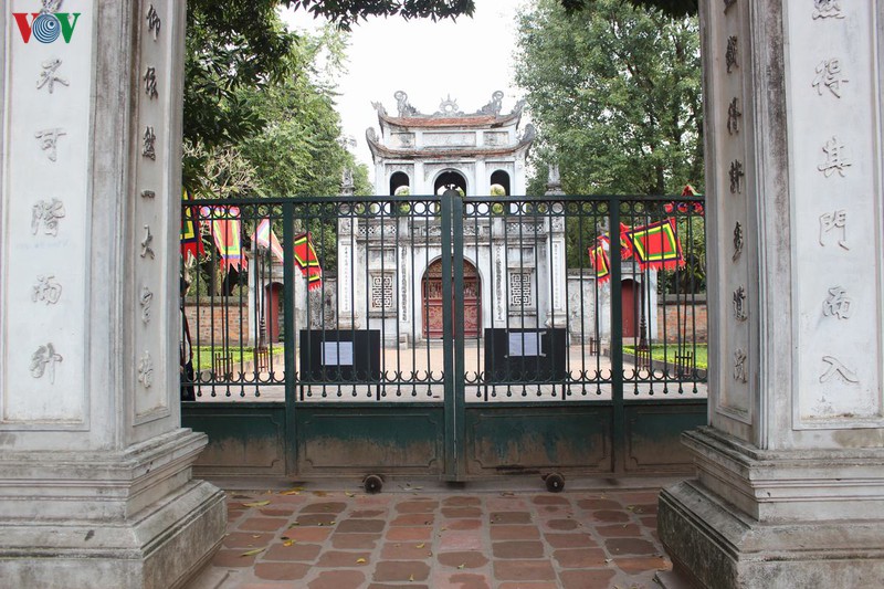 nhieu diem du lich o ha noi dong cua do covid-19, du khach tay boi roi hinh 1