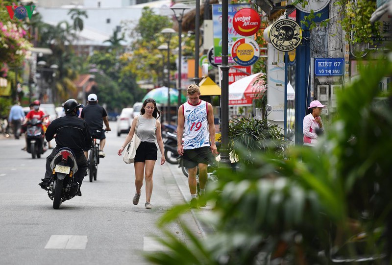 du lich hue, khach nuoc ngoai van vo tu khong deo khau trang  hinh 10
