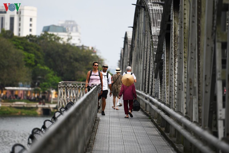 du lich hue, khach nuoc ngoai van vo tu khong deo khau trang  hinh 12