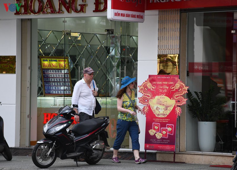 du lich hue, khach nuoc ngoai van vo tu khong deo khau trang  hinh 13
