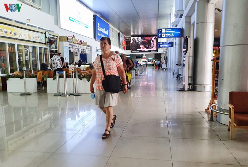 du lich hue, khach nuoc ngoai van vo tu khong deo khau trang  hinh 1