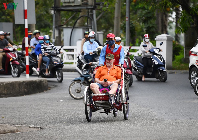 du lich hue, khach nuoc ngoai van vo tu khong deo khau trang  hinh 3
