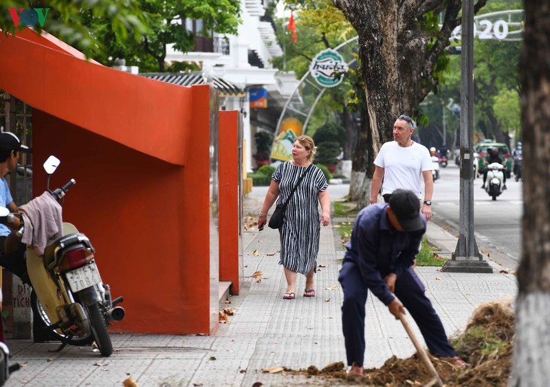 du lich hue, khach nuoc ngoai van vo tu khong deo khau trang  hinh 4