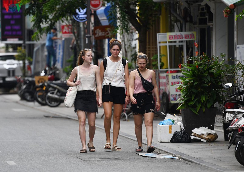 du lich hue, khach nuoc ngoai van vo tu khong deo khau trang  hinh 5