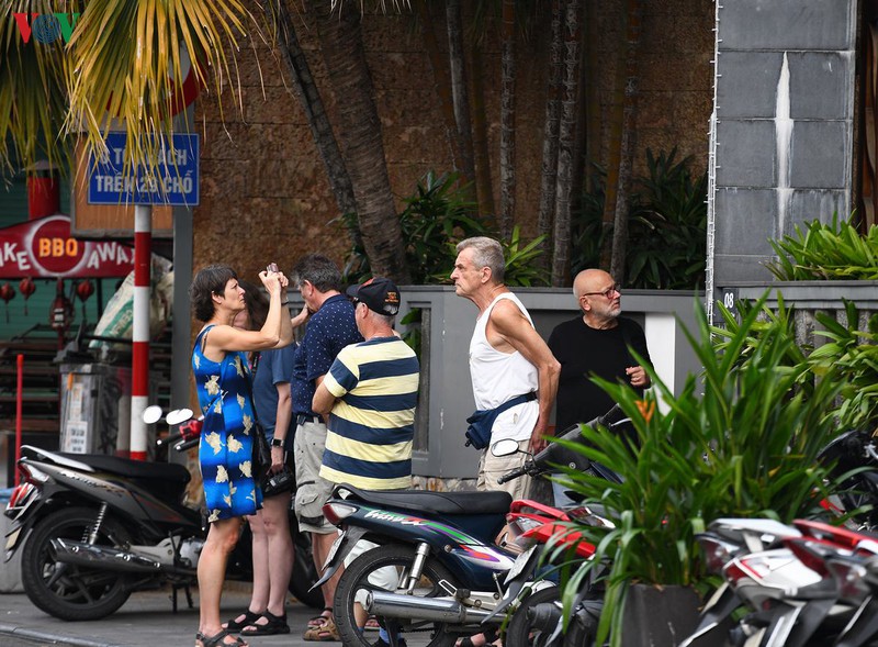 du lich hue, khach nuoc ngoai van vo tu khong deo khau trang  hinh 6