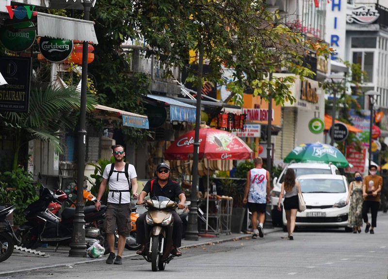 du lich hue, khach nuoc ngoai van vo tu khong deo khau trang  hinh 8