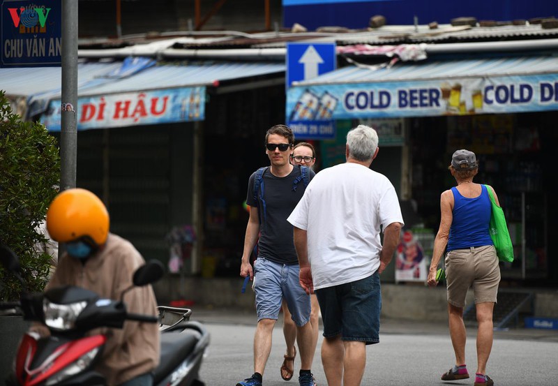 du lich hue, khach nuoc ngoai van vo tu khong deo khau trang  hinh 9