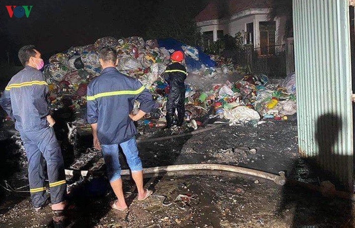 lien tuc xay ra chay lon tai 2 kho bai phe lieu o long an hinh 2