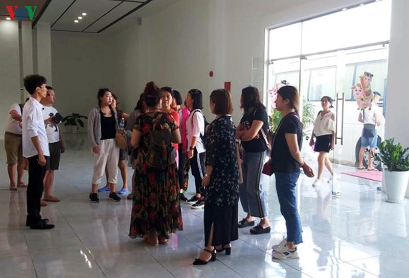 khanh hoa thu hoi 6 the huong dan vien du lich quoc te vi dung bang gia hinh 1